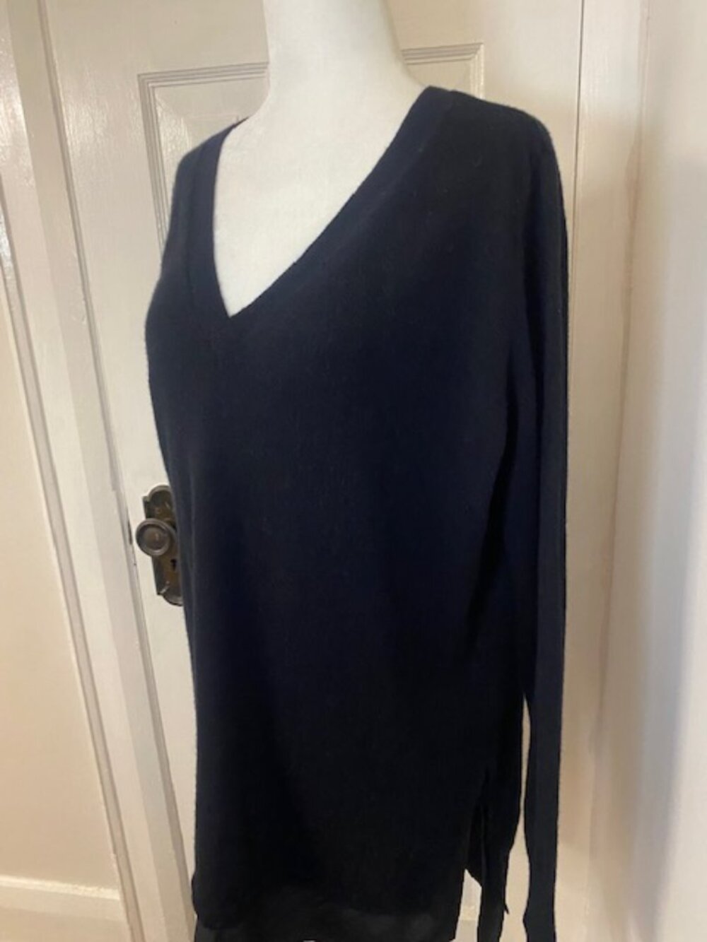 Vince Cashmere/ Wool blend Sweater w/ Silk. Medium Long line V neck Black